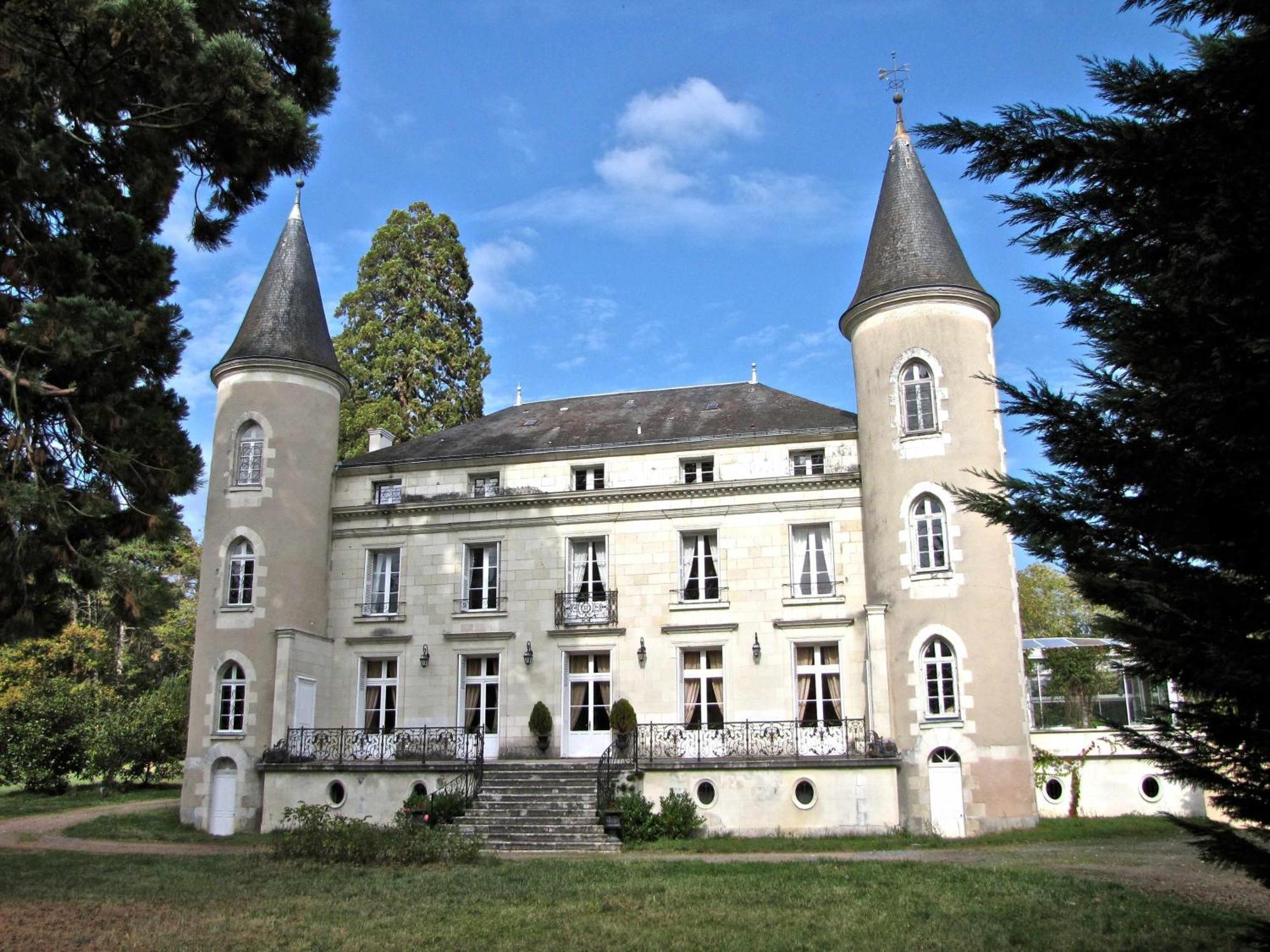 Chateau Les Vallees Bed & Breakfast Tournon-Saint-Pierre Exterior photo