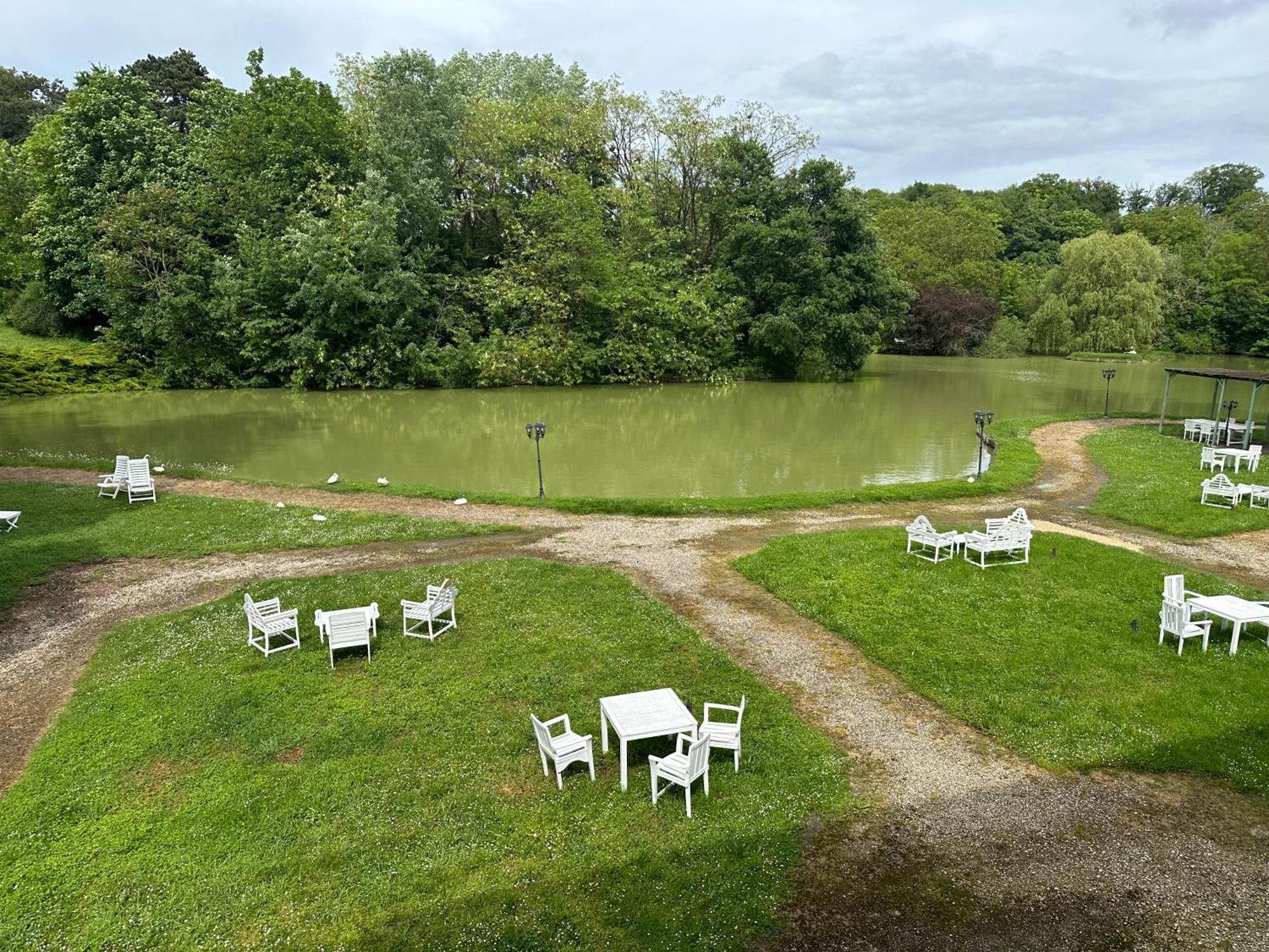 Chateau Les Vallees Bed & Breakfast Tournon-Saint-Pierre Exterior photo