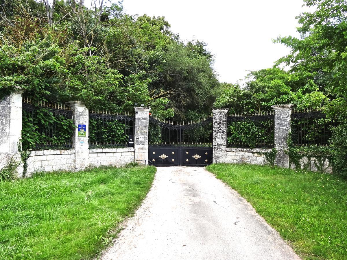 Chateau Les Vallees Bed & Breakfast Tournon-Saint-Pierre Exterior photo